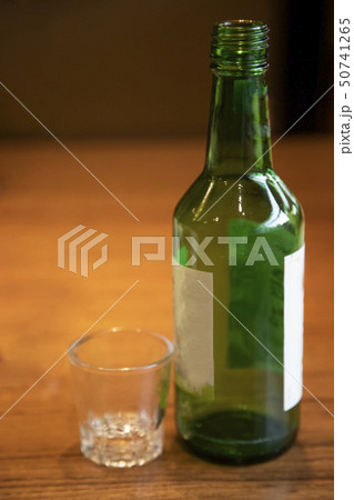 焼酎 焼酎の杯 焼酎のボトル 50741265