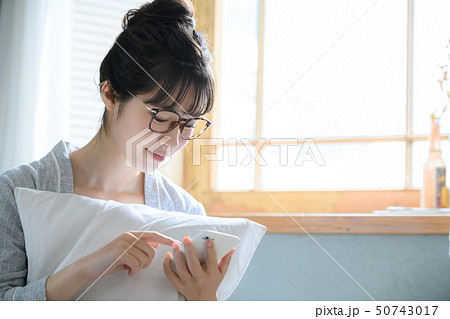 女性　スマホ　スマートフォン　 50743017
