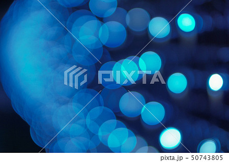 青色のイルミネーションのボケ 50743805
