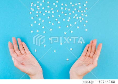 Winter pattern made of small white snowflakes Winter pattern made of small white snowflakes 50744168