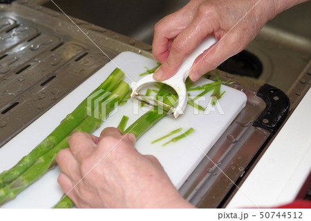 アスパラの皮を剥いている 50744512