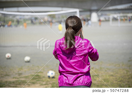 サッカーの応援をする女性 後ろ姿の写真素材