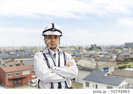 施工管理の男性　腕組みで街並み背景 50748964
