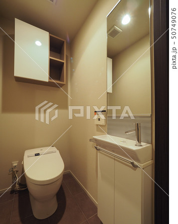住宅 室内 お手洗い シャワートイレ タンクレス 鏡 蛇口 デザイナーズ 50749076