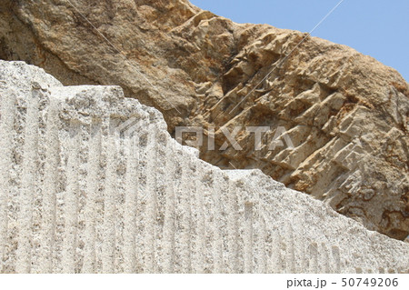 荒い岩肌 50749206