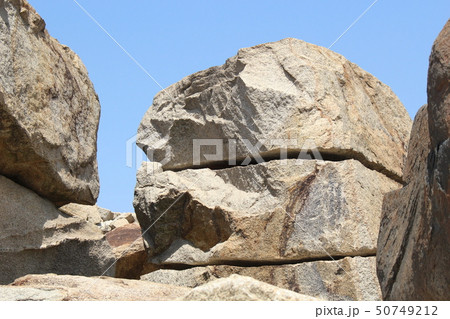荒い岩肌 50749212