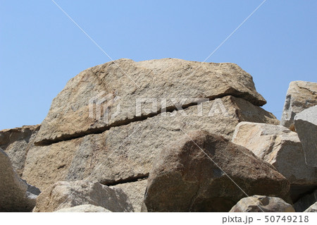 荒い岩肌 50749218