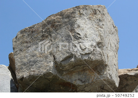 荒い岩肌 50749252