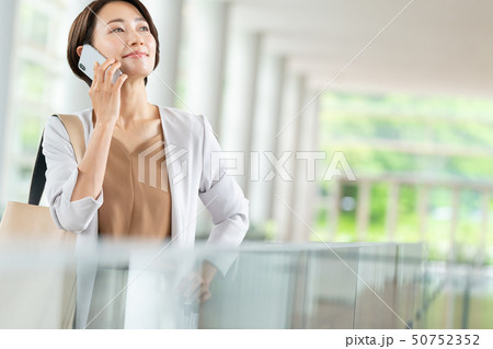 ビジネスウーマン 出張 ビジネスイメージ 50752352