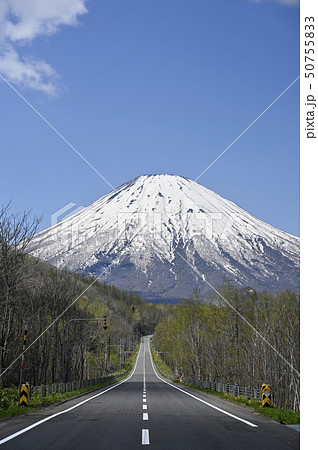 羊蹄山と一本道 ビューポイントパーキングからの眺め の写真素材