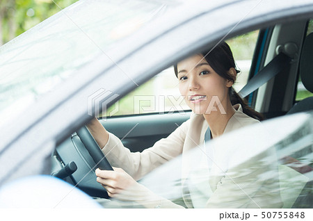 車を運転する女性 50755848