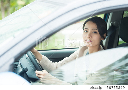 車を運転する女性 50755849