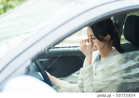 車を運転する女性 車を運転する女性 50755854