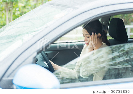 車を運転する女性 50755856