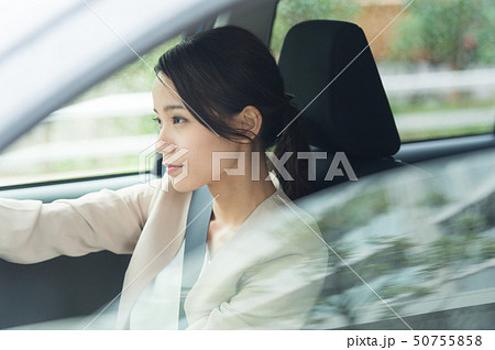 車を運転する女性 50755858