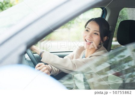 車を運転する女性 車を運転する女性 50755862