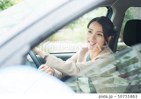 車を運転する女性 車を運転する女性 50755863