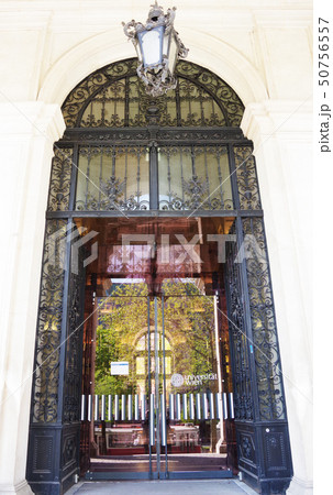 ウィーン大学　本館正面入口 50756557