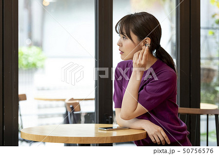 ワイヤレスヘッドホンを付けた女性 ワイヤレスヘッドホンを付けた女性 50756576