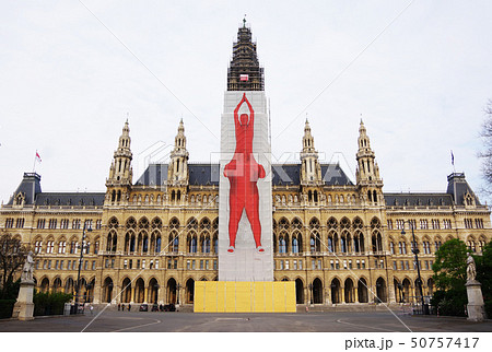 ウィーン市庁舎　正面　回収中 50757417