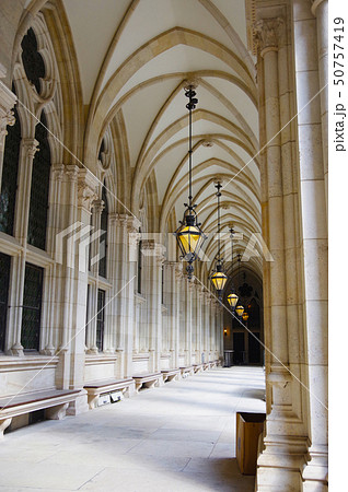 ウィーン市庁舎　中庭回廊 50757419