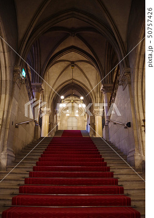 ウィーン市庁舎　中央階段 50757426