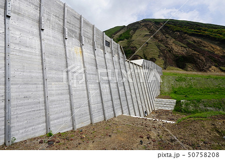 2016年の熊本地震後に造られた砂防堰と崩れた阿蘇山の杵島岳 50758208