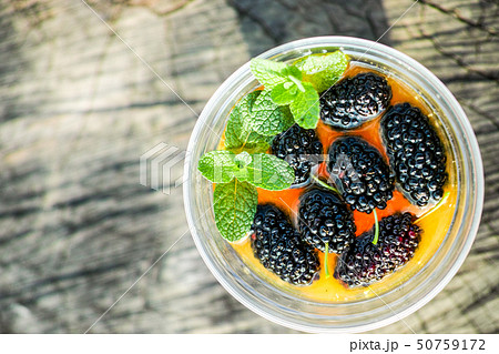 桑の実、ミント、オレンジのジュース 50759172