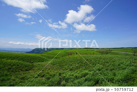 雄大な阿蘇外輪山の風景、春の阿蘇外輪山、 雄大な阿蘇外輪山の風景、春の阿蘇外輪山、 50759712