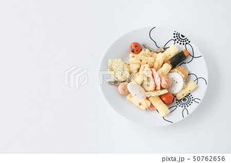 白背景に洋風のお皿に何種類かのおせんべい 50762656