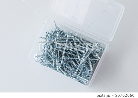 白背景に工具ネジ大工修理作業員 50762660