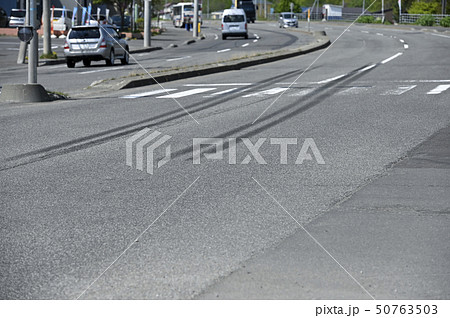 交通事故イメージ(ブレーキ痕) 交通事故イメージ(ブレーキ痕) 50763503