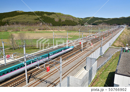 春の北海道知内町道の駅展望台から北海道新幹線が通過する風景を撮影 春の北海道知内町道の駅展望台から北海道新幹線が通過する風景を撮影 50766902