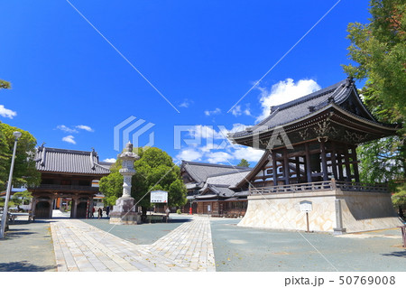 【愛知県】晴天下の豊川稲荷 山門と最祥殿 【愛知県】晴天下の豊川稲荷 山門と最祥殿 50769008