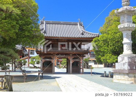 【愛知県】晴天下の豊川稲荷 山門 【愛知県】晴天下の豊川稲荷 山門 50769022