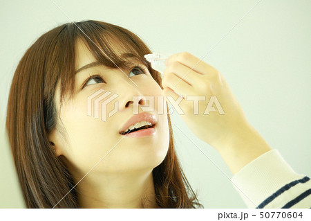 目薬を差す女性 50770604