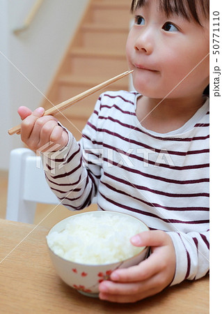食事 ご飯 マナー トレーニング ルール 練習 育児 子育て コピースペース 女児 乳幼児 の写真素材