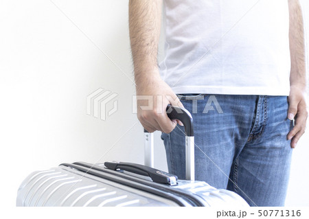 大きいスーツケースを持つ男性 大きいスーツケースを持つ男性 50771316