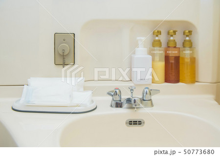 ホテルのトイレ用品、シャンプー、シャワージェル、ローション  50773680