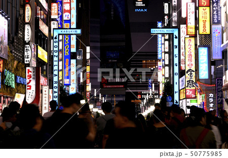 日本の東京都市景観　歌舞伎町を望む（夜景） 50775985