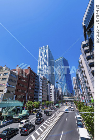高層ビルが建ち並ぶ渋谷駅周辺の街並み 50784480