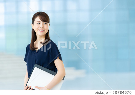 女性社員 ビジネスウーマン ビジネスイメージ パソコンを持つ女性 働く女性 女性社員 ビジネスウーマン ビジネスイメージ パソコンを持つ女性 働く女性 50784670