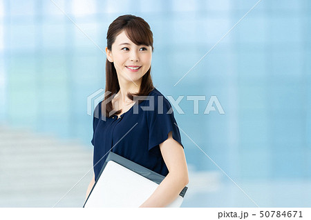 女性社員 ビジネスウーマン ビジネスイメージ パソコンを持つ女性 働く女性 女性社員 ビジネスウーマン ビジネスイメージ パソコンを持つ女性 働く女性 50784671