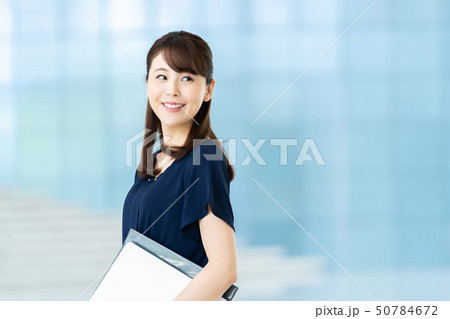 女性社員 ビジネスウーマン ビジネスイメージ パソコンを持つ女性 働く女性 女性社員 ビジネスウーマン ビジネスイメージ パソコンを持つ女性 働く女性 50784672
