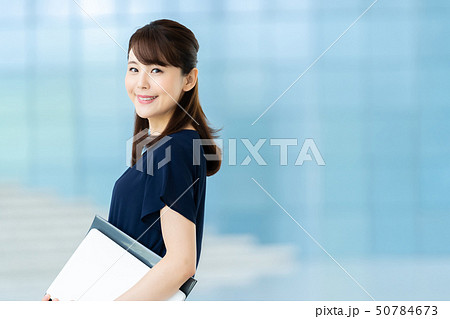 女性社員　ビジネスウーマン  ビジネスイメージ  パソコンを持つ女性　働く女性 50784673