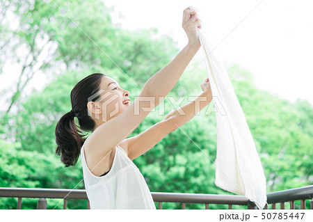 洗濯物を干す主婦 50785447