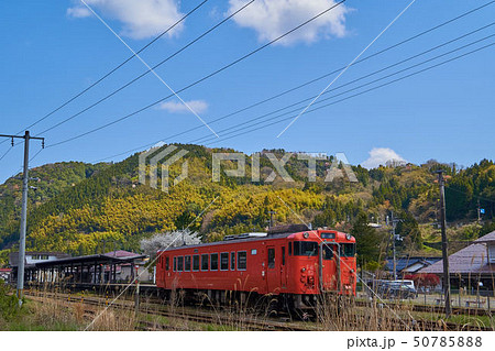 島根(山陰の小京都)津和野町の山口線久保踏切付近から津和野駅方面を見る 50785888