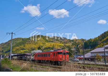 島根(山陰の小京都)津和野町の山口線久保踏切付近から津和野駅方面を見る 50785889