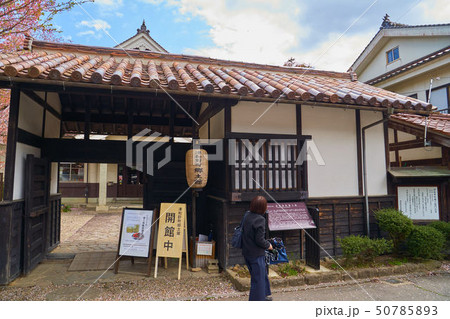 島根(山陰の小京都)の津和野にある津和野町郷土館の正門 島根(山陰の小京都)の津和野にある津和野町郷土館の正門 50785893