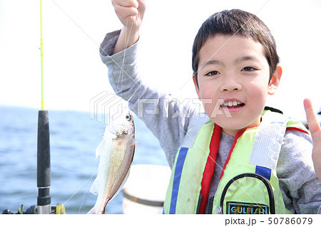 釣りをする小学生 50786079